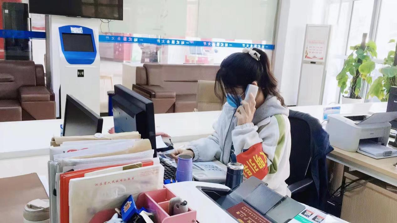 胡月同学正在电话访问落实小区居民核酸检测 胡月同学正在电话访问落实小区居民核酸检测